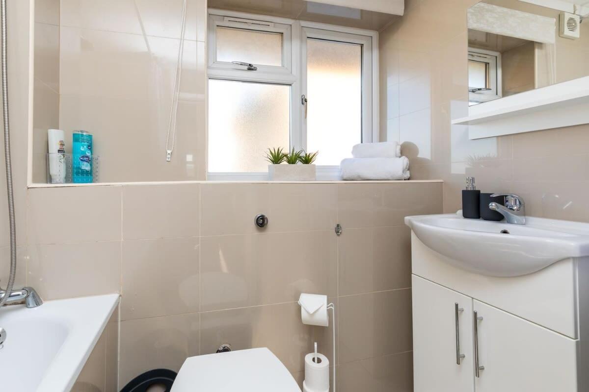 Villa 19A The Broadwalk - Cozy 1Br In The Heart Of Crawley Near Gatwick Airport Great For Contractors And Flight Crew Students Exterior foto